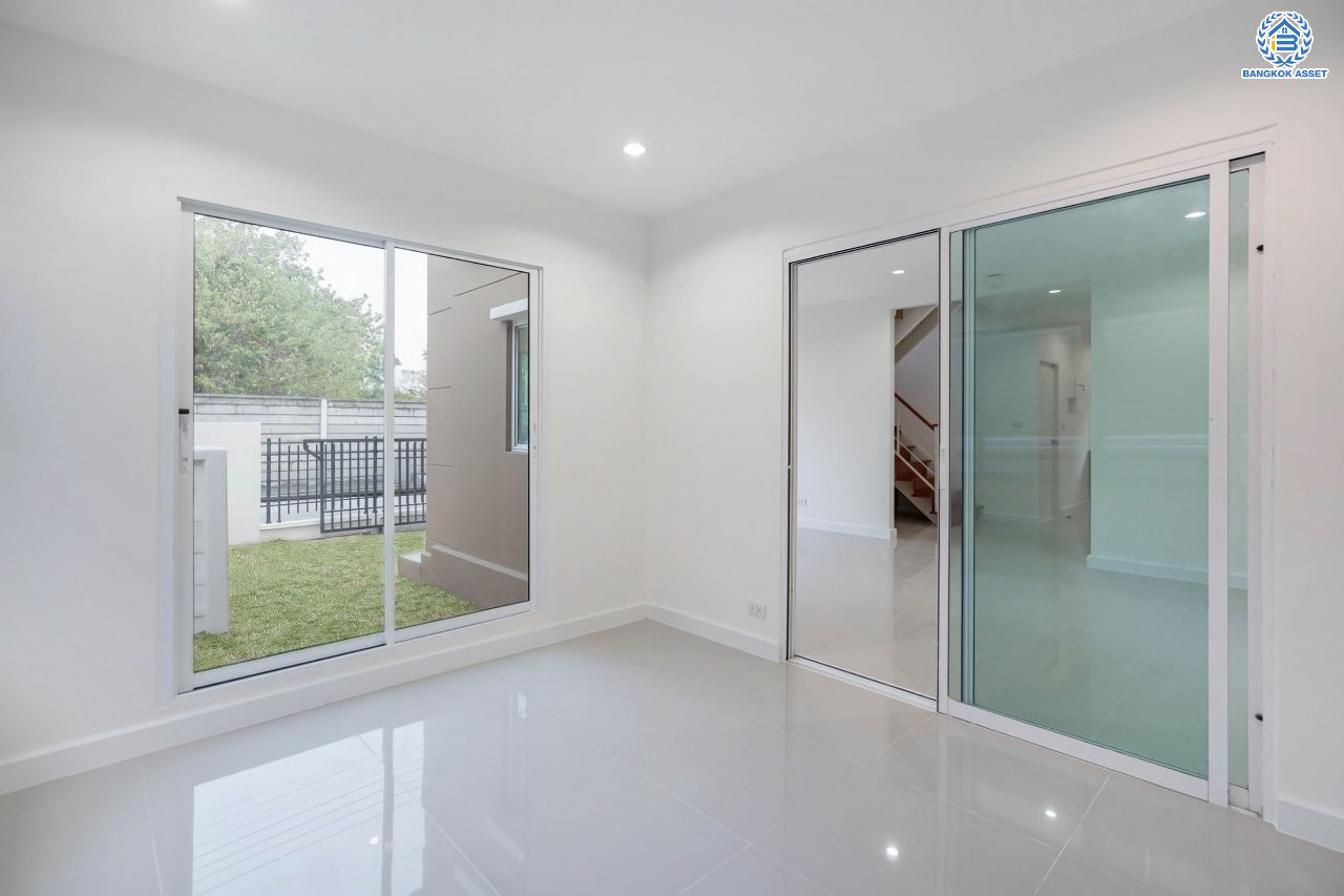 บ้านมือสองตกแต่งใหม่ โครงการ พฤกษาวิลเลจ30 เดอะซีซั่น แจ้งวัฒนะ-ราชพฤกษ์ ทำเลย่านปทุมธานี เนื้อที่ 50.7 ตร.ว. ฟังก์ชัน 3 ห้องนอน 2 ห้องน้ำ 1 ห้องอเนกประสงค์ จอดรถได้ 1 คัน เดินทางสะดวกสบายเข้า-ออกได้หลายเส้นทาง ใกล้เมืองทองธานี และจุดขึ้นทางด่วน "แจ้งวัฒนะ"